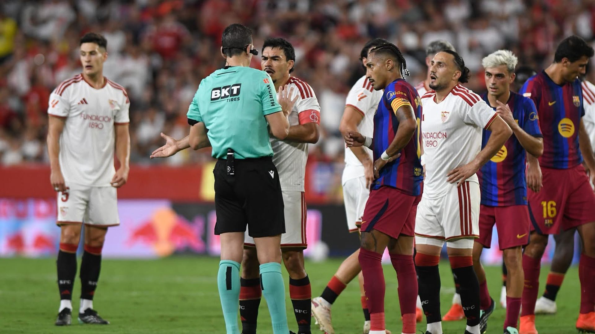 Gabriel Suazo, protestándole a Martínez Munuera, en el Sevilla - Barcelona Gabriel Suazo, protestándole a Martínez Munuera, en el Sevilla - Barcelona