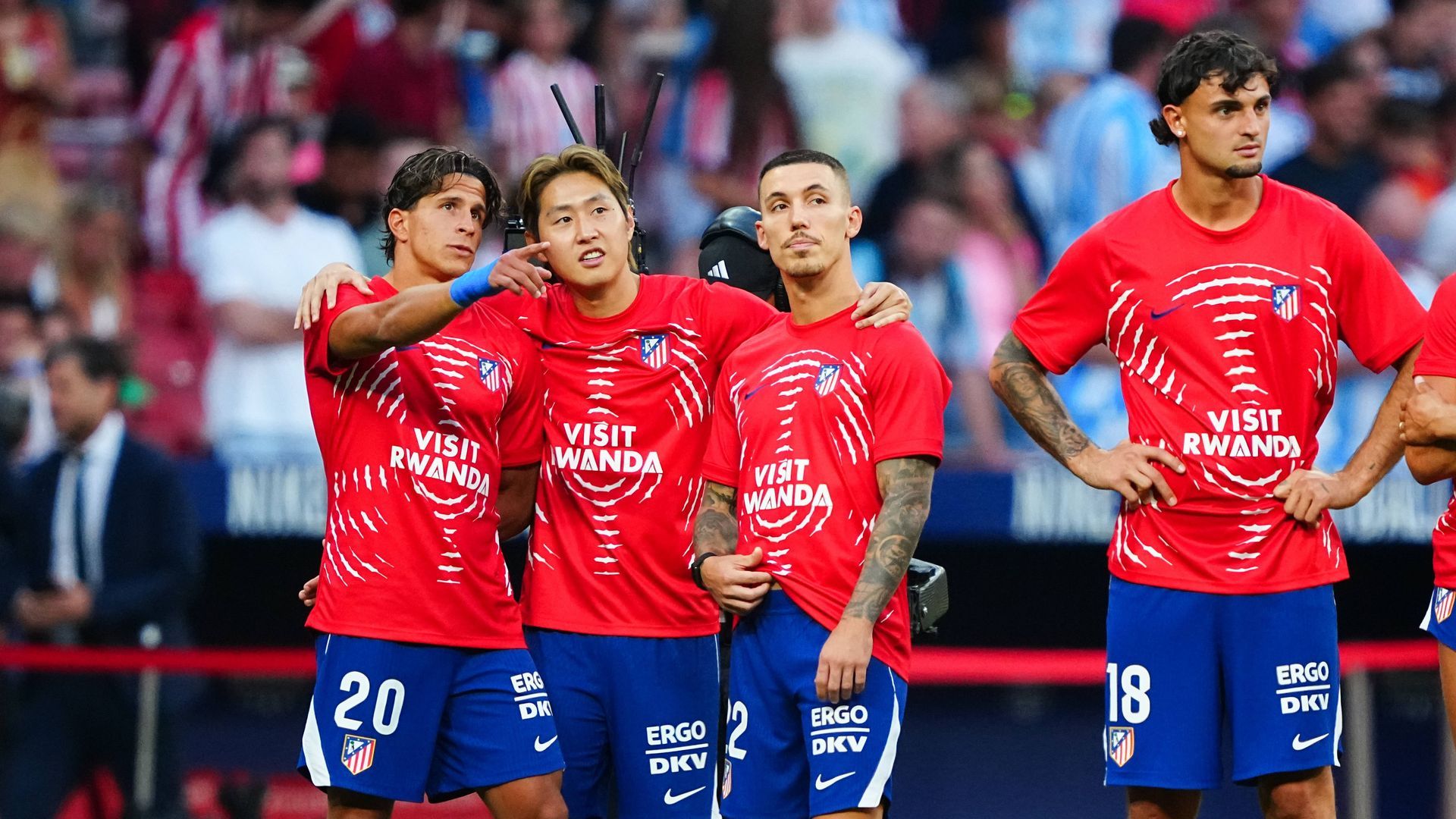 Giuliano Simeone da indicaciones a Kang In Lee y Grimaldo