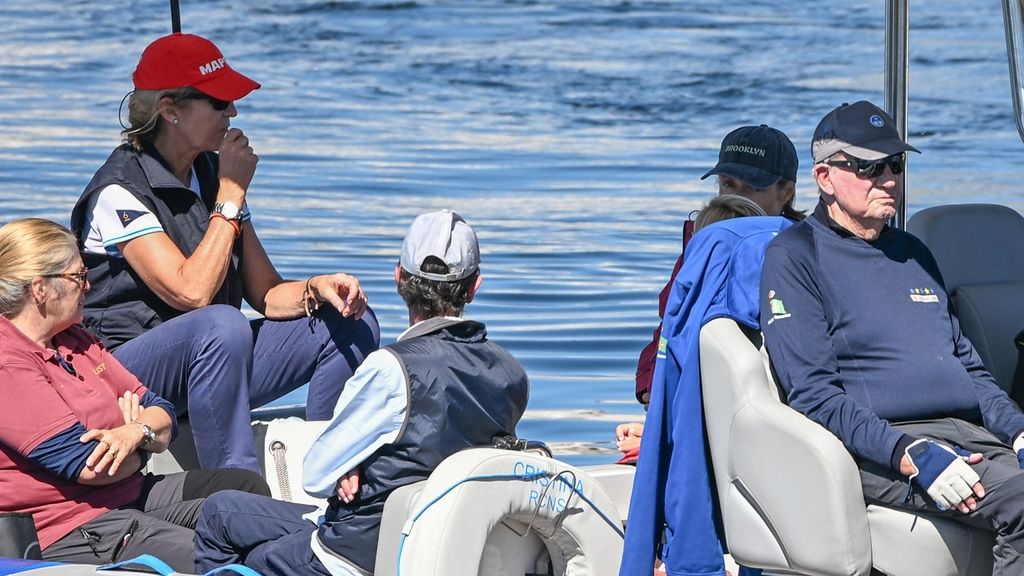 Juan Carlos I vuelve a disfrutar del mar en Sanxenxo junto a la infanta Elena y María Zurita
