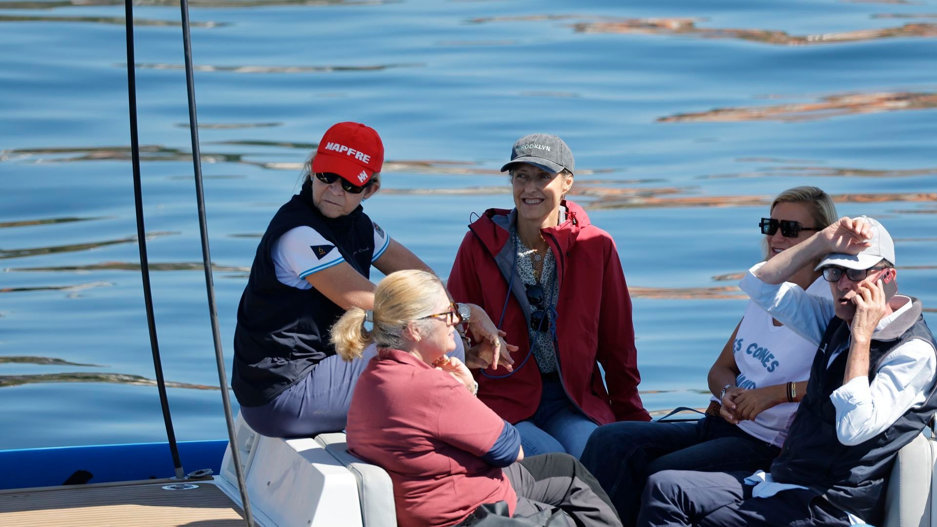 Juan Carlos I vuelve a disfrutar del mar en Sanxenxo junto a la infanta Elena y María Zurita