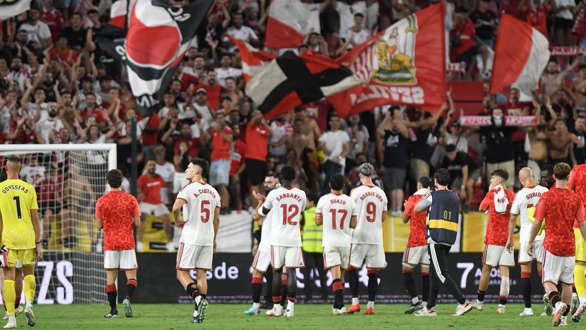La grada ovaciona al Sevilla tras caer ante el Barça La grada ovaciona al Sevilla tras caer ante el Barça