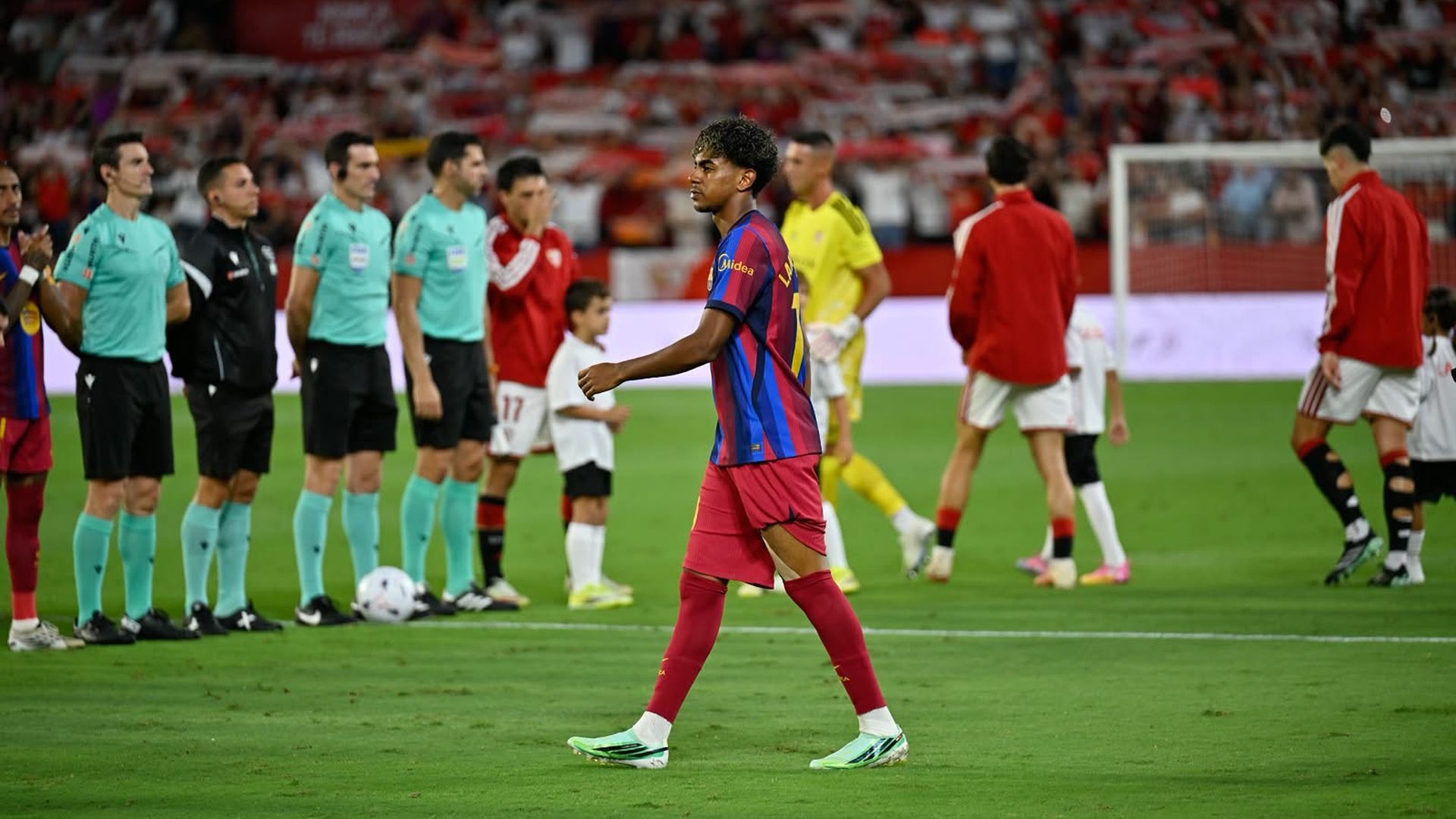 Lamine Yamal salta al campo en el Sevilla-Barça