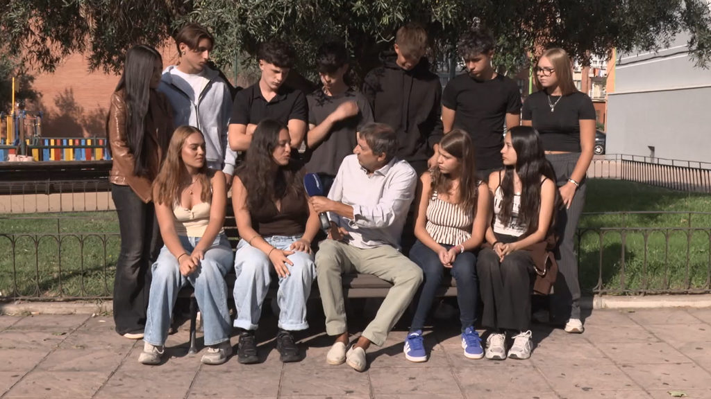 Los 12 jóvenes que rescataron a una mujer en la costa de Irlanda, condecorados por la Comunidad de Madrid: "Nadie se metió a ayudar"