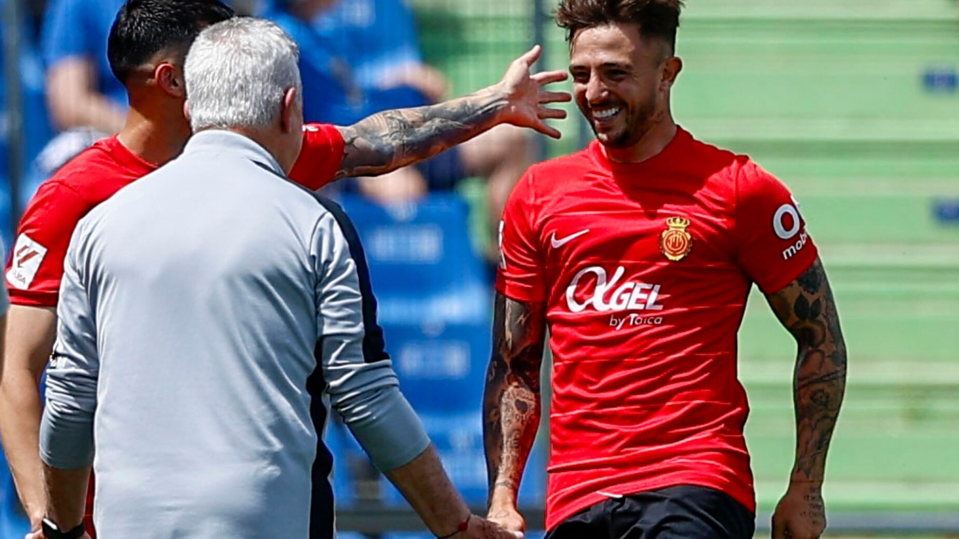 Maffeo se acerca a abrazar a Javier Aguirre