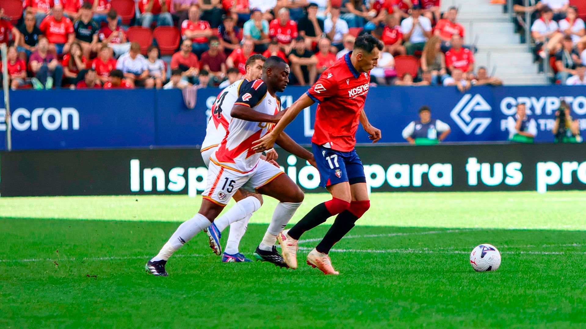 Mujaid Sadick y Ante Budimir pelean un balón en el Osasuna-Rayo Mujaid Sadick y Ante Budimir pelean un balón en el Osasuna-Rayo