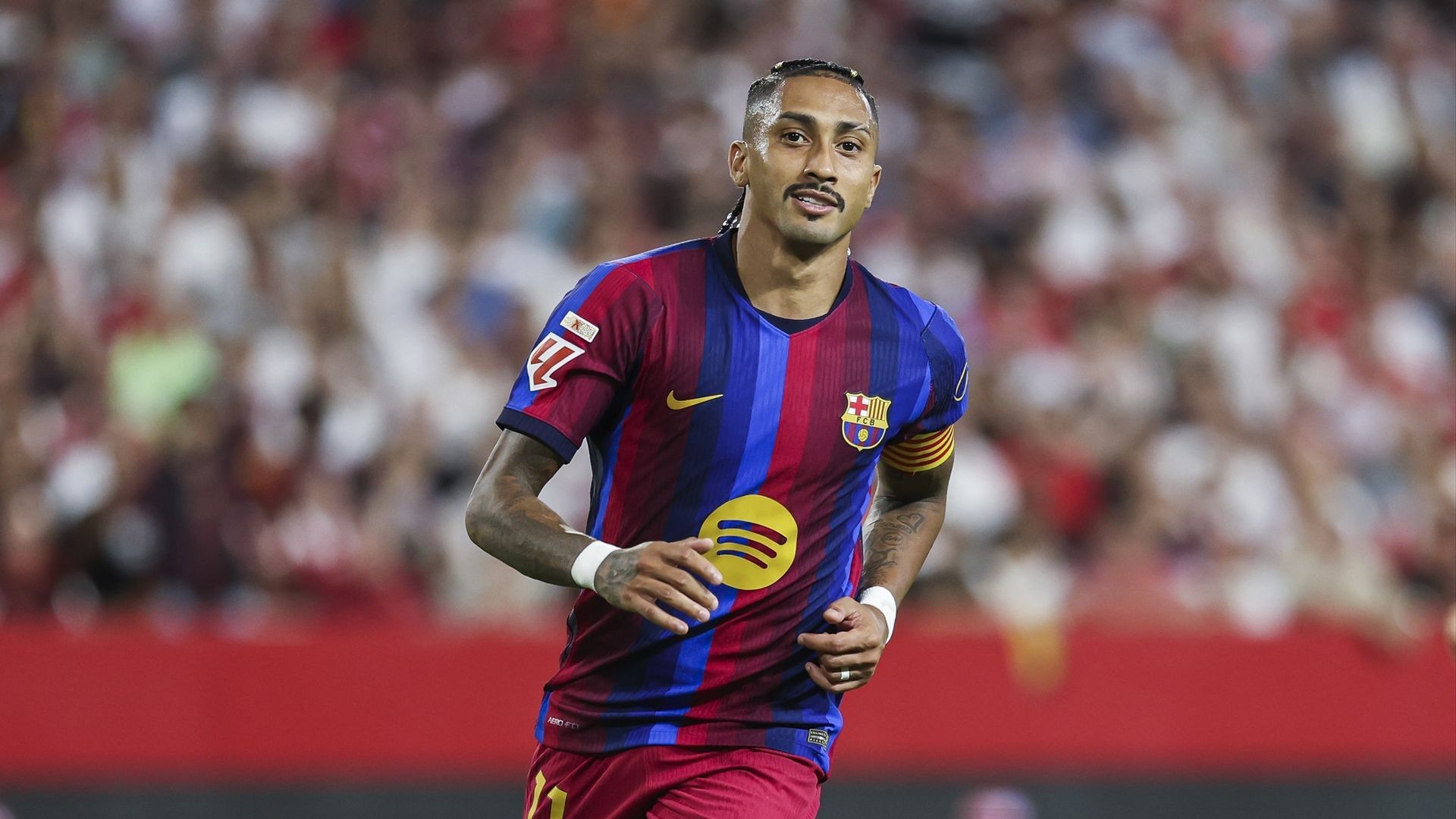 Raphinha celebra uno de sus goles en el Sevilla-Barça