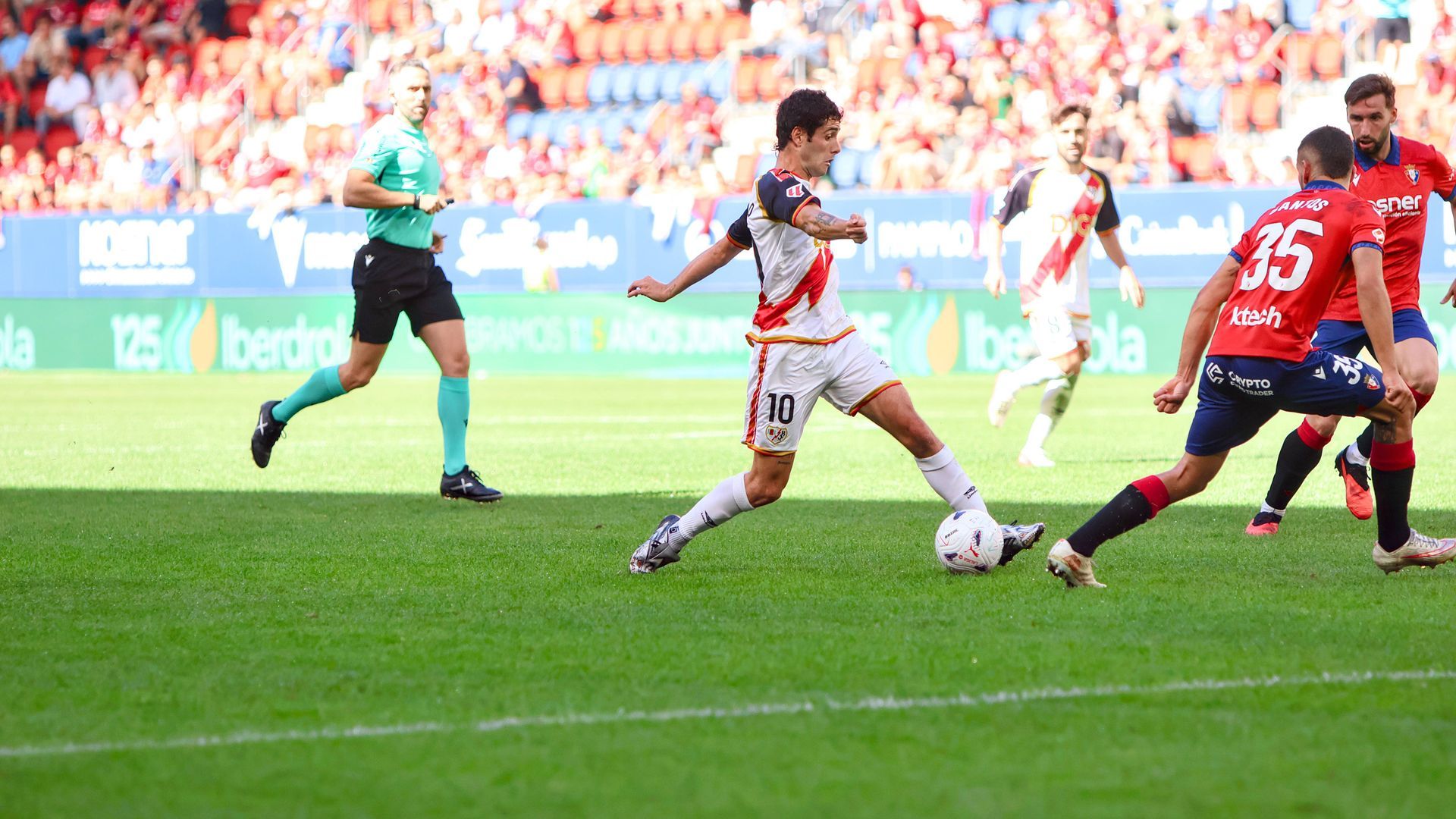 Sergio Camello controla un balón en el Osasuna-Rayo