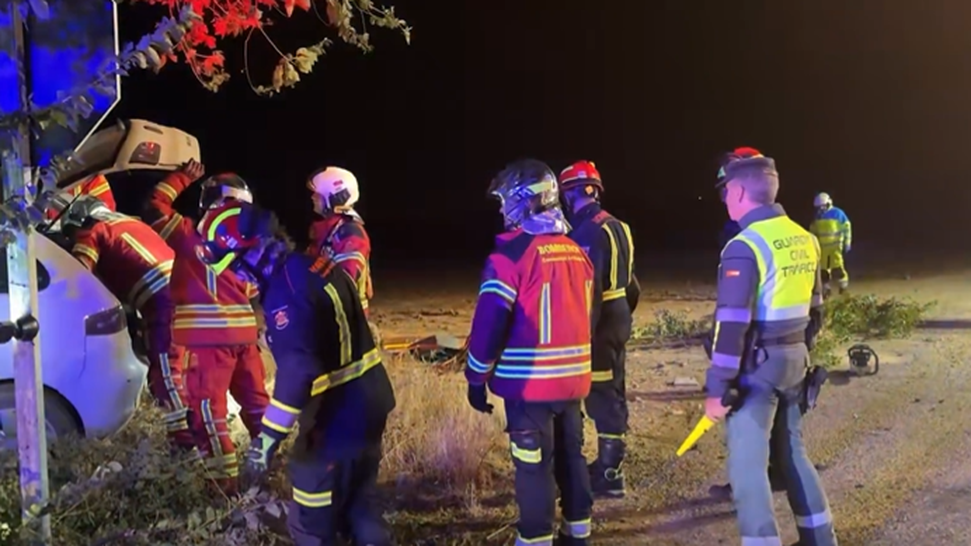 Un muerto y un herido grave en un accidente de tráfico tras chocar un coche contra un árbol en Colmenar de Oreja, Madrid