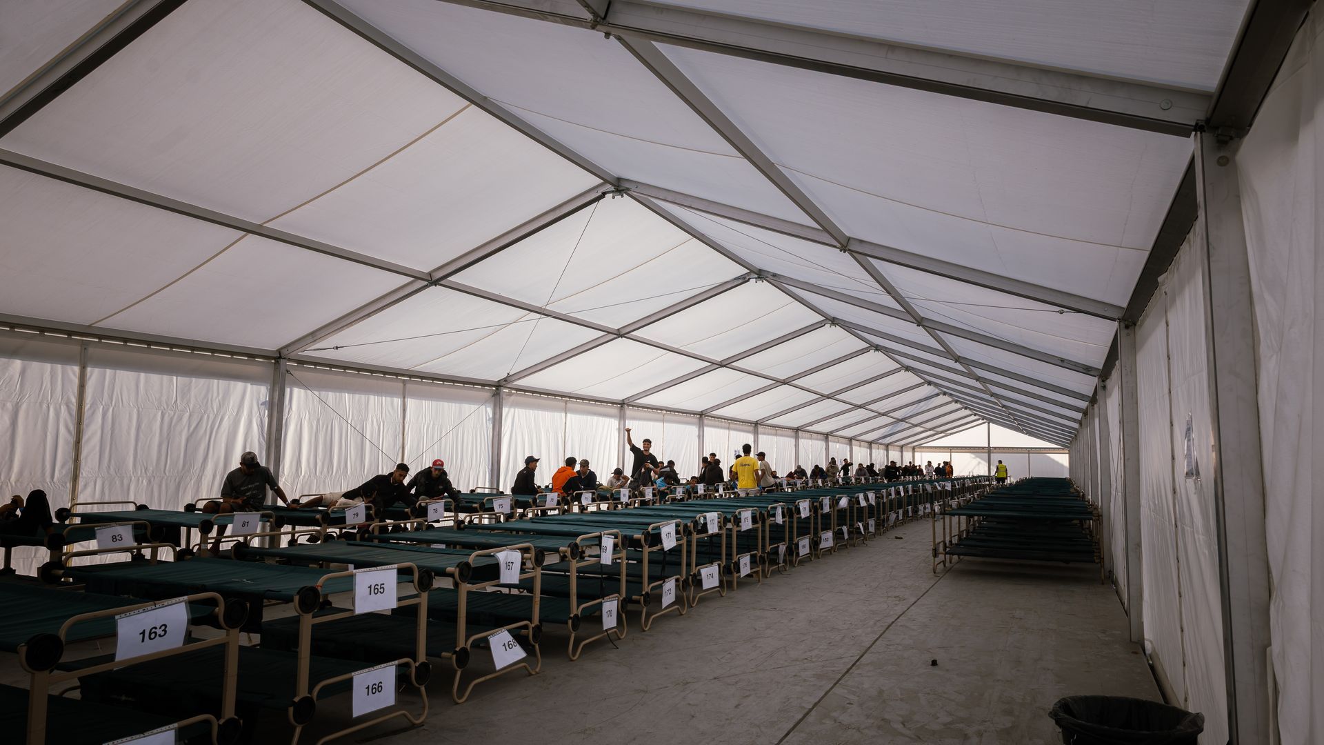 Unos 1.700 migrantes pasan su primera noche en el centro de acogida del Puerto de Ceuta Unos 1.700 migrantes pasan su primera noche en el centro de acogida del Puerto de Ceuta
