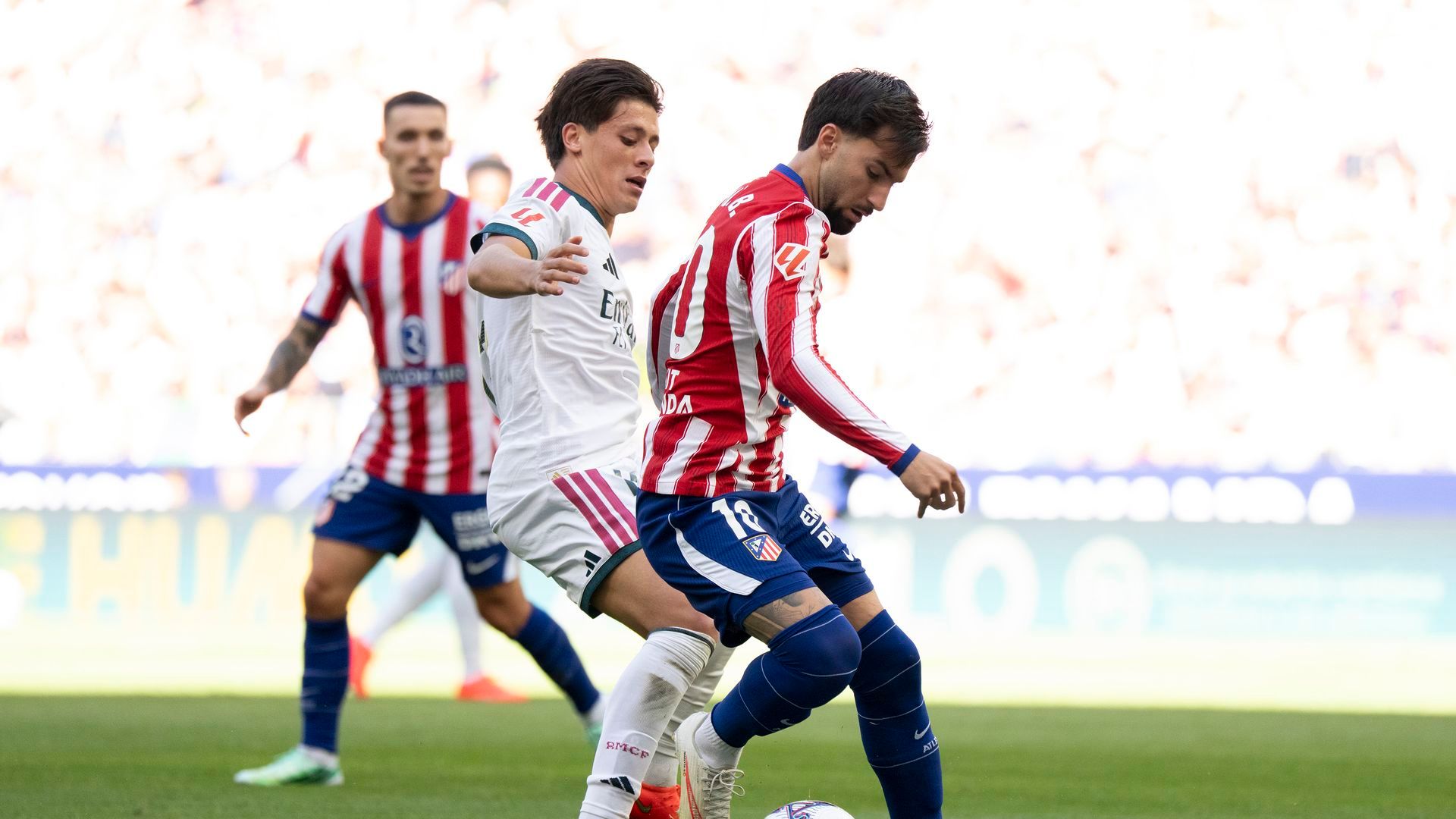 Álex Baena y Arda Güler, durante el Atlético - Real Madrid.