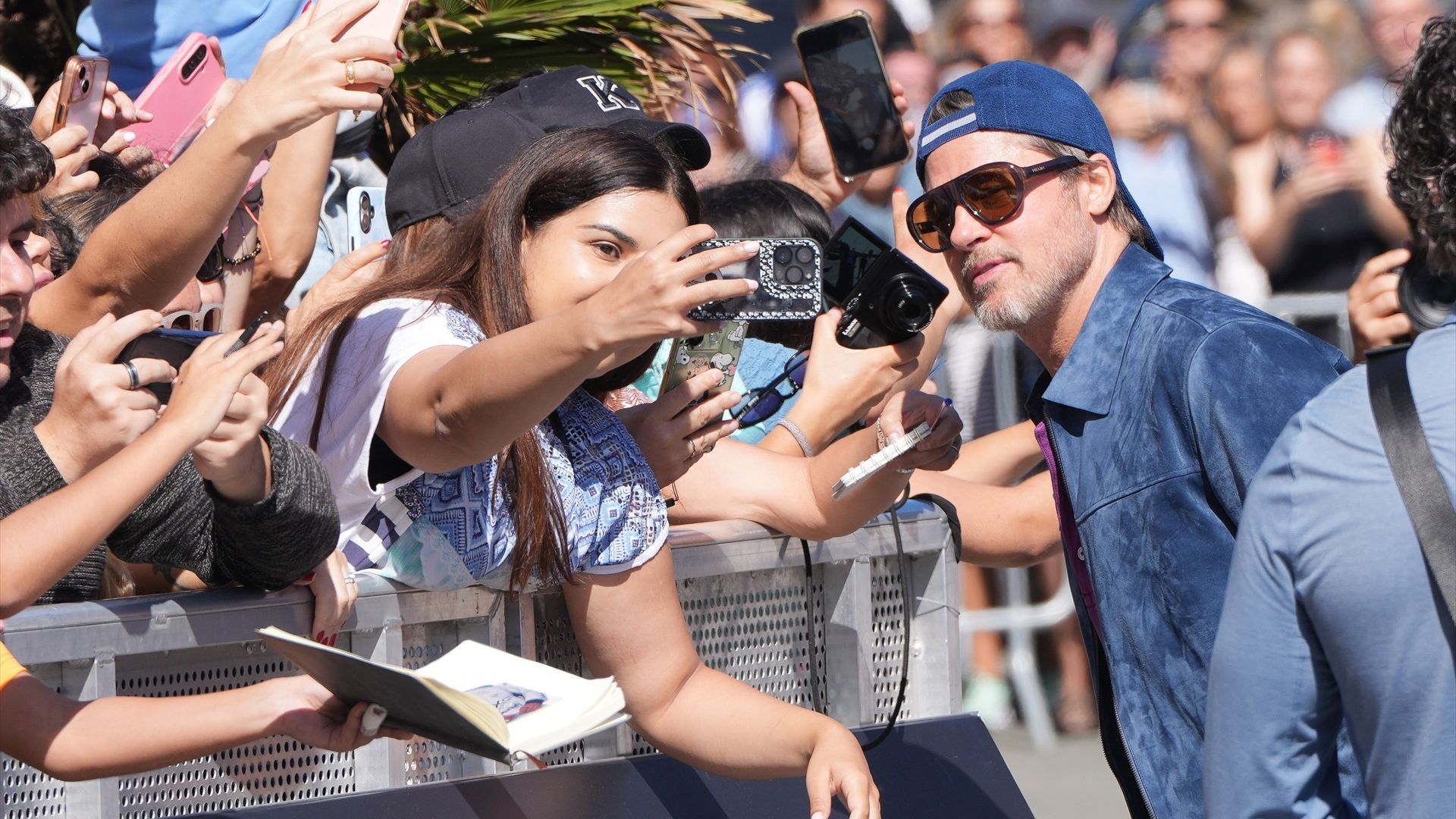 Brad Pitt desata la locura en San Sebastián con media hora de saludos y fotos con sus fans Brad Pitt desata la locura en San Sebastián con media hora de saludos y fotos con sus fans