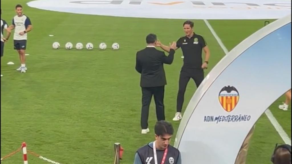 Braulio Vázquez pisa el césped de Mestalla