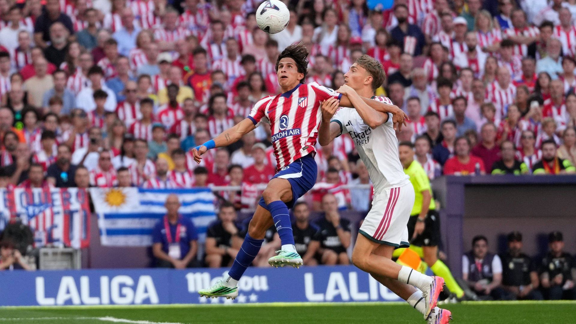 El agarrón de Dean Huijsen a Giuliano en el penalti del Atlético-Real Madrid