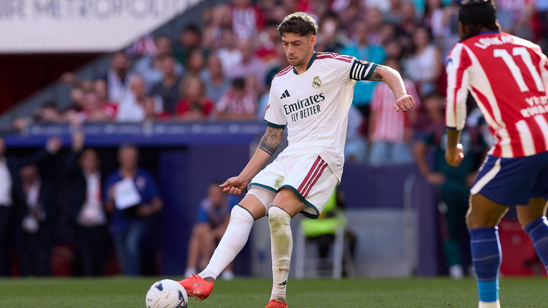Fede Valverde da un pase en el Real Madrid-Atlético Fede Valverde da un pase en el Real Madrid-Atlético