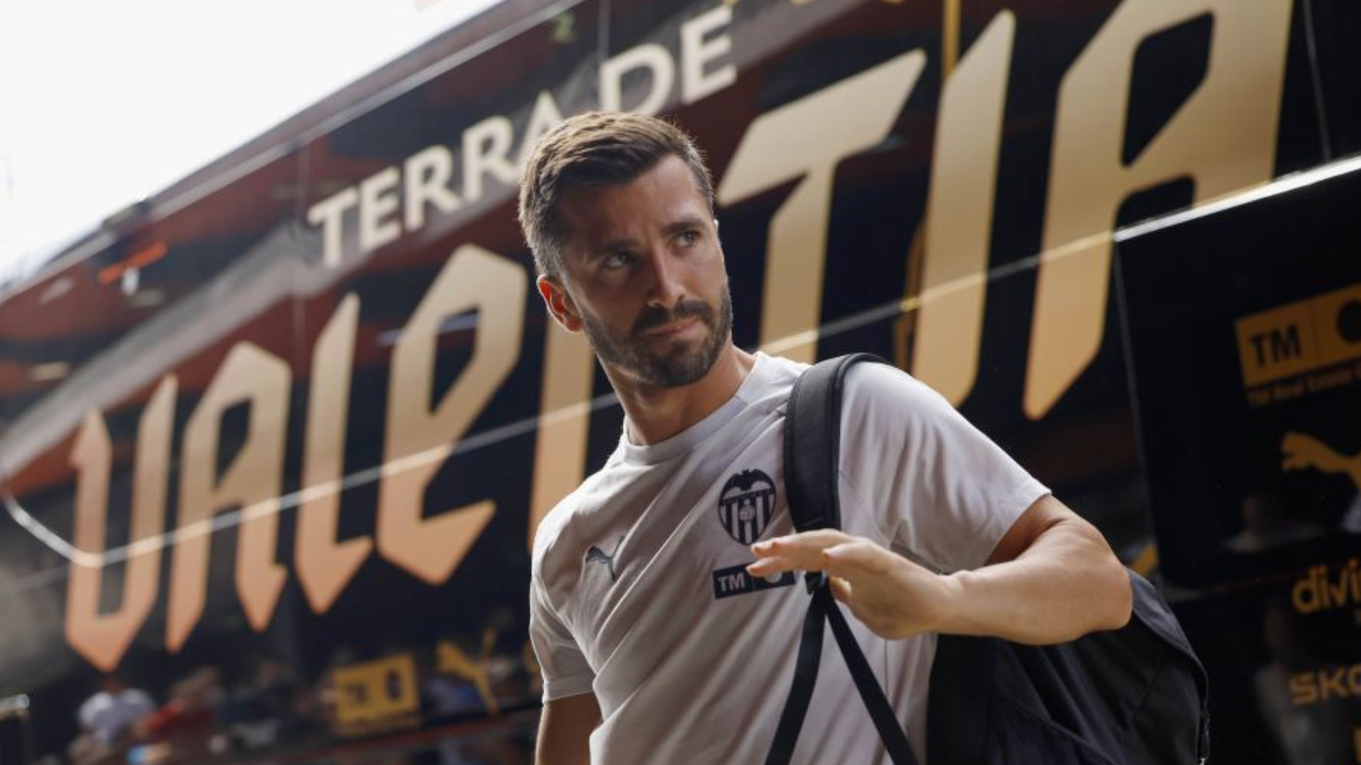 Gayà baja del autobús en Mestalla Gayà baja del autobús en Mestalla