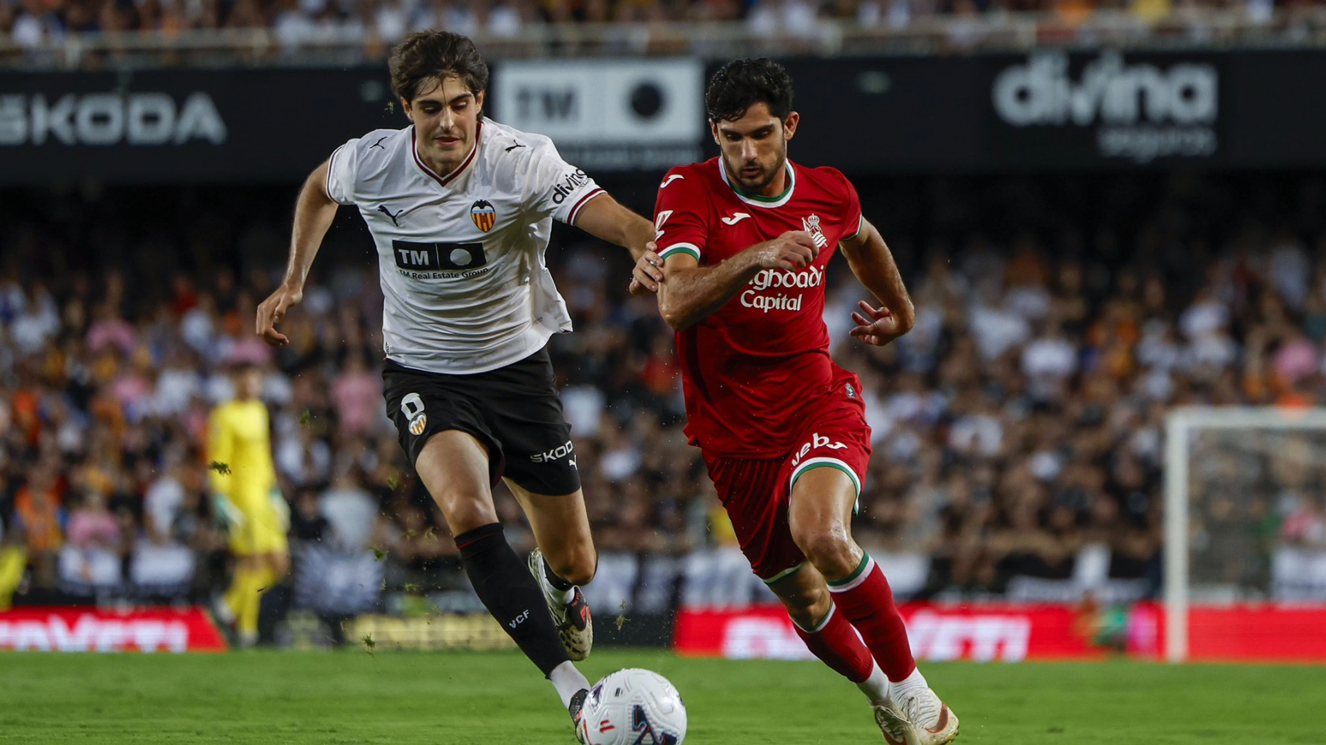 Javi Guerra intenta parar a Guedes