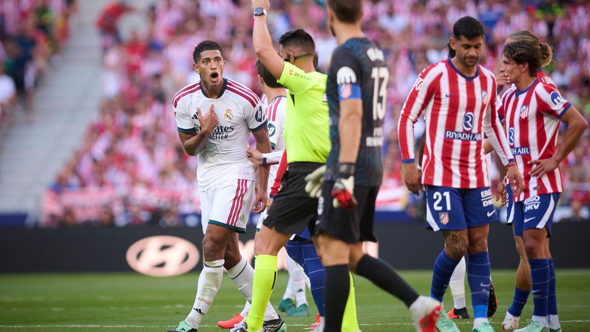 Jude Bellingham tras recibir la amarilla en el derbi Jude Bellingham tras recibir la amarilla en el derbi