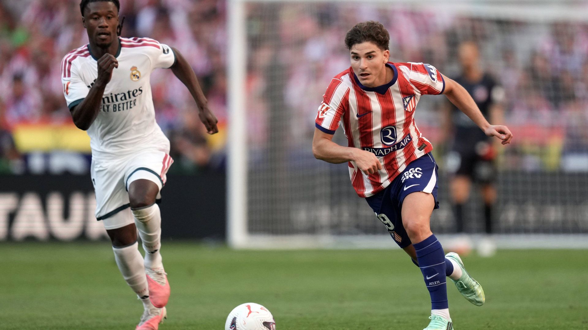 Julián Álvarez conduce un balón ante Camavinga en el derbi Julián Álvarez conduce un balón ante Camavinga en el derbi