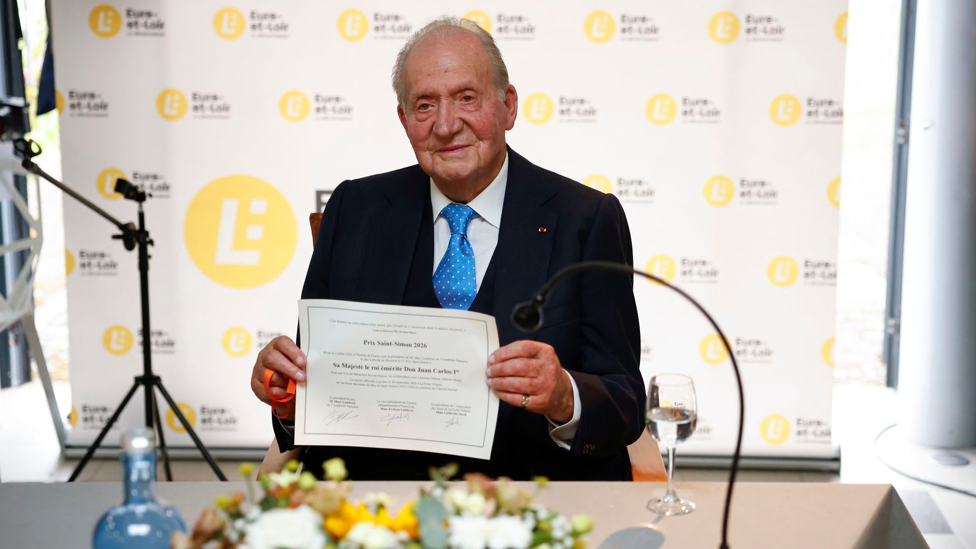 La emoción de Juan Carlos I al recibir un segundo premio por sus memorias en Francia: "Siempre perteneceré a España”