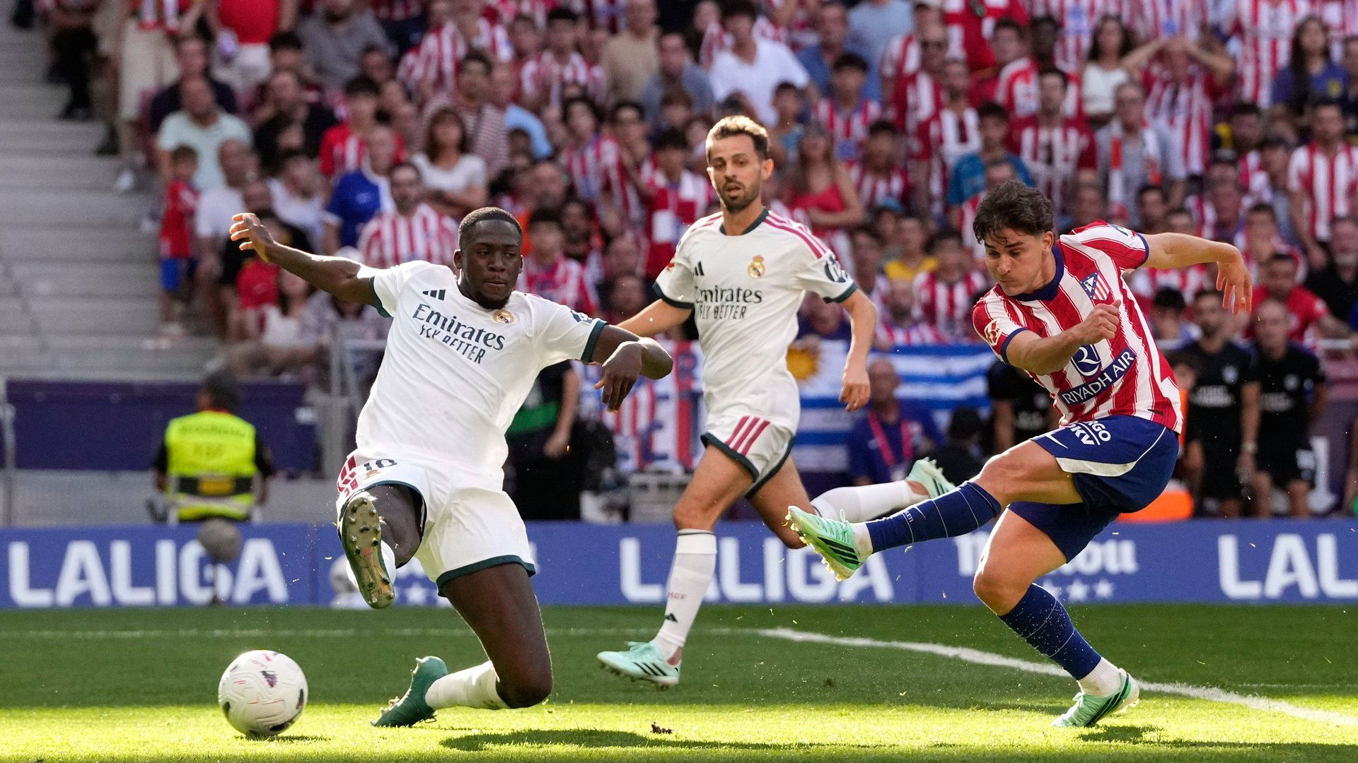 La ocasión de Julián Álvarez ante Konaté en el Atlético-Real Madrid