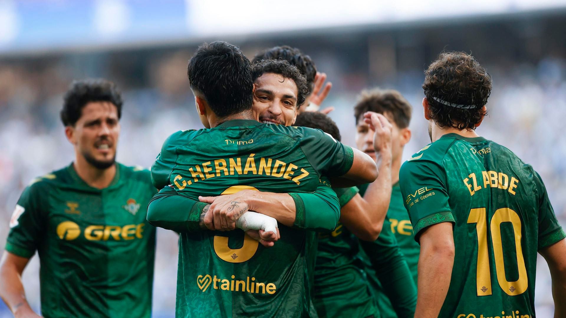 Los jugadores del Betis celebran el gol del Cucho