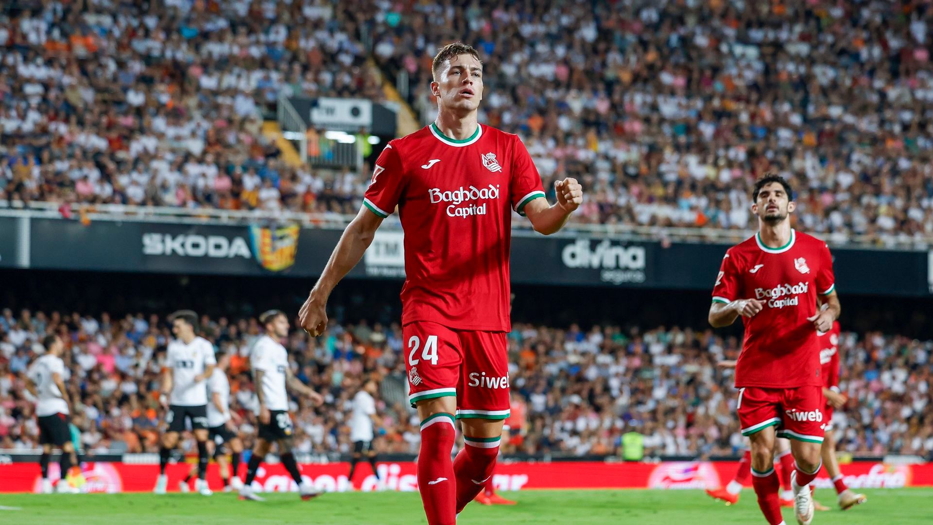 Luka Sucic celebra su gol en el Valencia-Real Sociedad