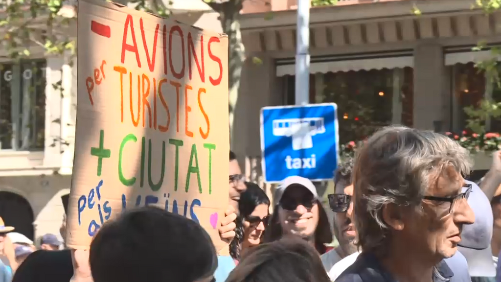 Unos 5.500 manifestantes en Barcelona contra la ampliación del aeropuerto, según cifras municipales