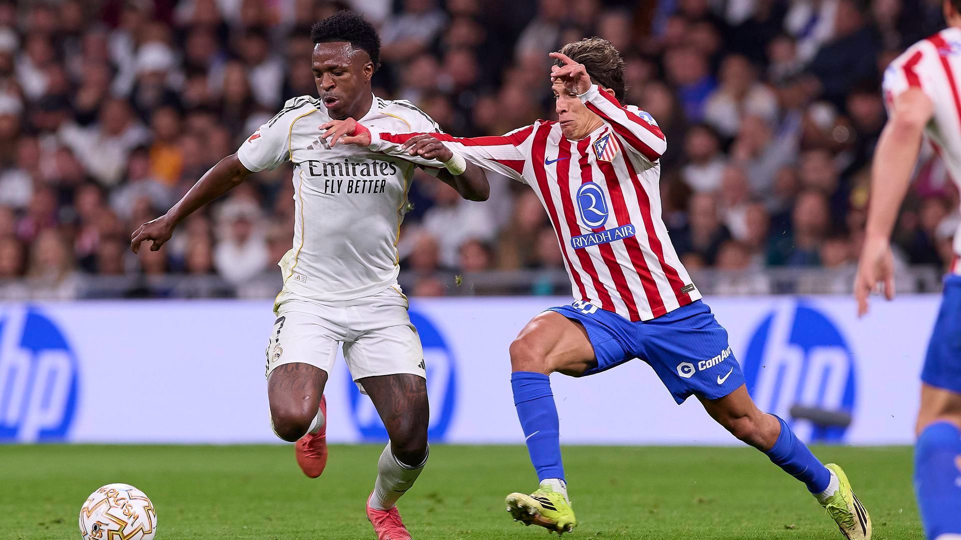 Vinicius y Giuliano Simeone pelean un balón en un derbi pasado Vinicius y Giuliano Simeone pelean un balón en un derbi pasado