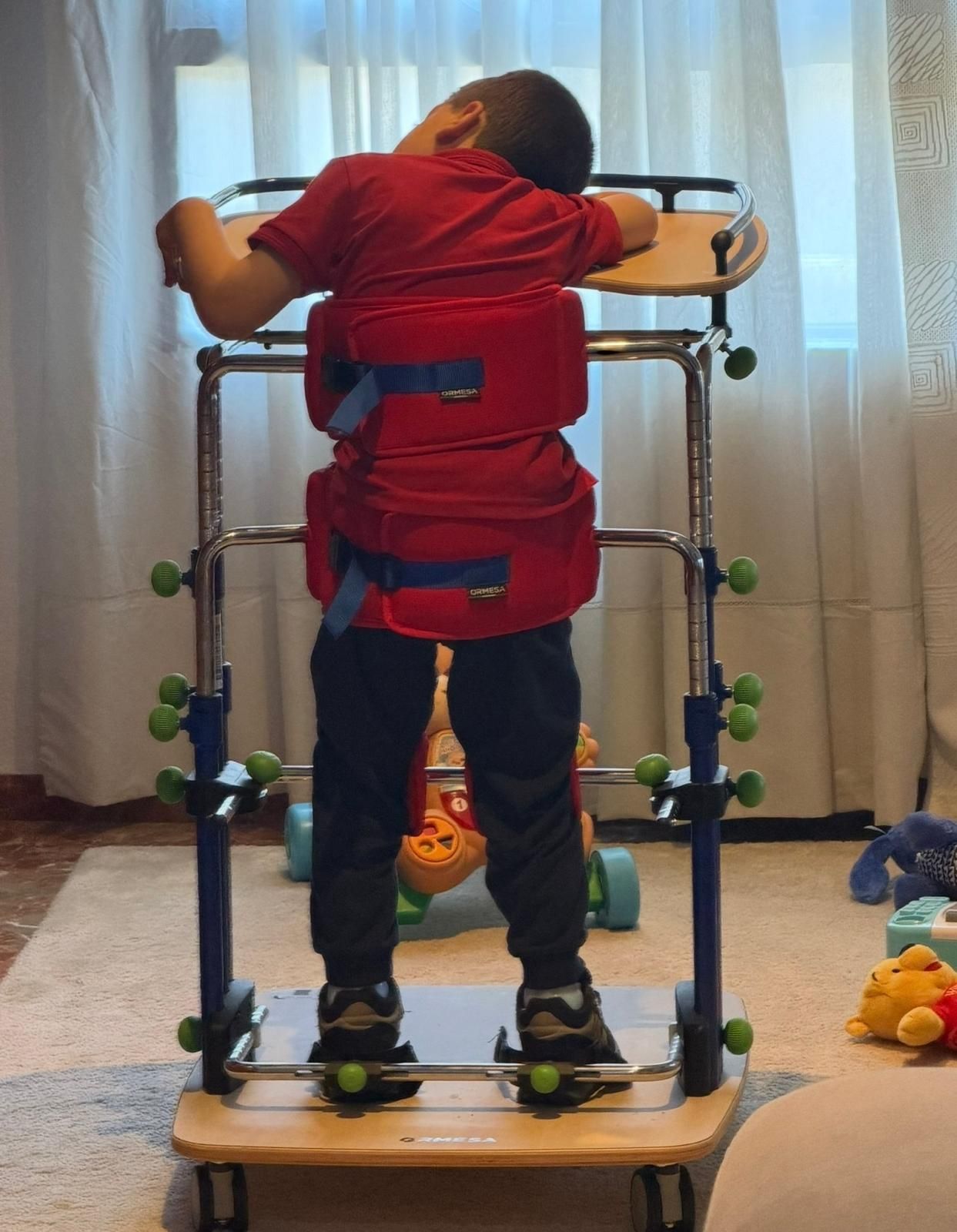 Ádam utiliza un aparato especial para desplazarse