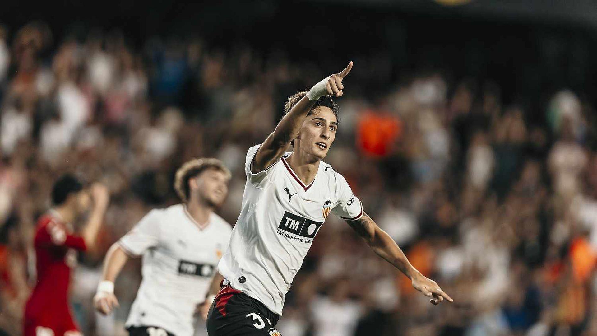 Aimar Blázquez celebra su gol en Mestalla