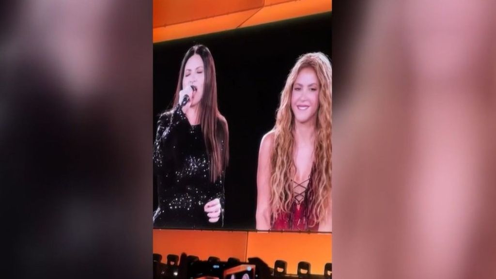 Así ha sido la actuación de Laura Pausini junto a Shakira en la residencia de la colombiana en Madrid