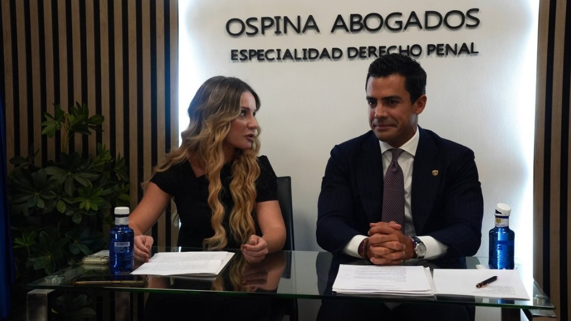 Beatriz Uriarte y Juan Gonzalo Ospina, en la sede de Ospina Abogados en Madrid Beatriz Uriarte y Juan Gonzalo Ospina, en la sede de Ospina Abogados en Madrid