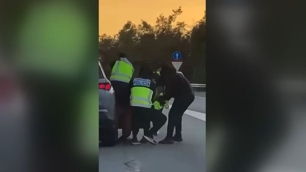 Cinco hombre se hacen pasar por policías y secuestran a un conductor en plena AP-7 en Barcelona: la víctima apareció ensangrentada a las horas
