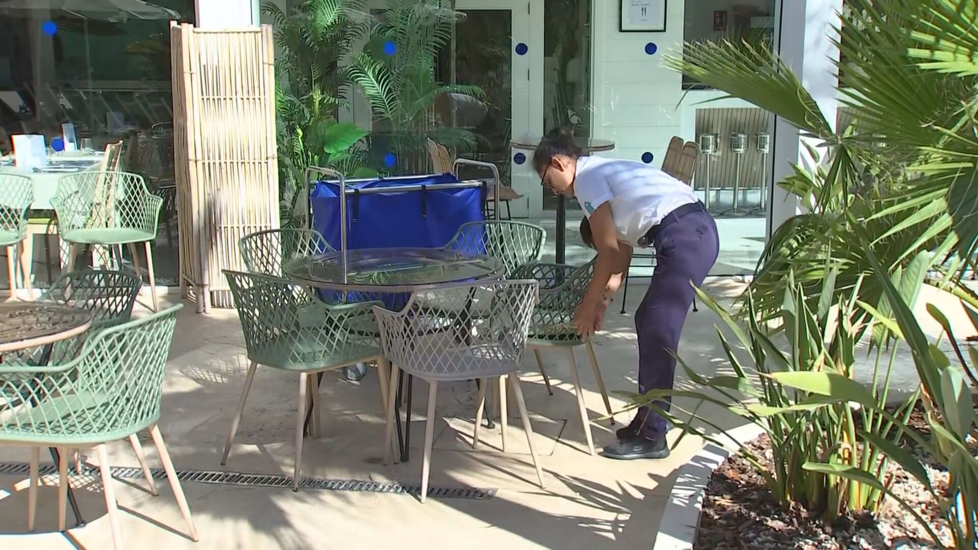 ¿Compensa cobrar 100 euros más al mes por trabajar en el exterior de un hotel sufriendo las olas de calor en Mallorca?