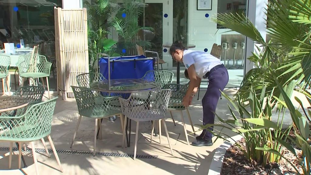 ¿Compensa cobrar 100 euros más al mes por trabajar en el exterior de un hotel sufriendo las olas de calor en Mallorca?