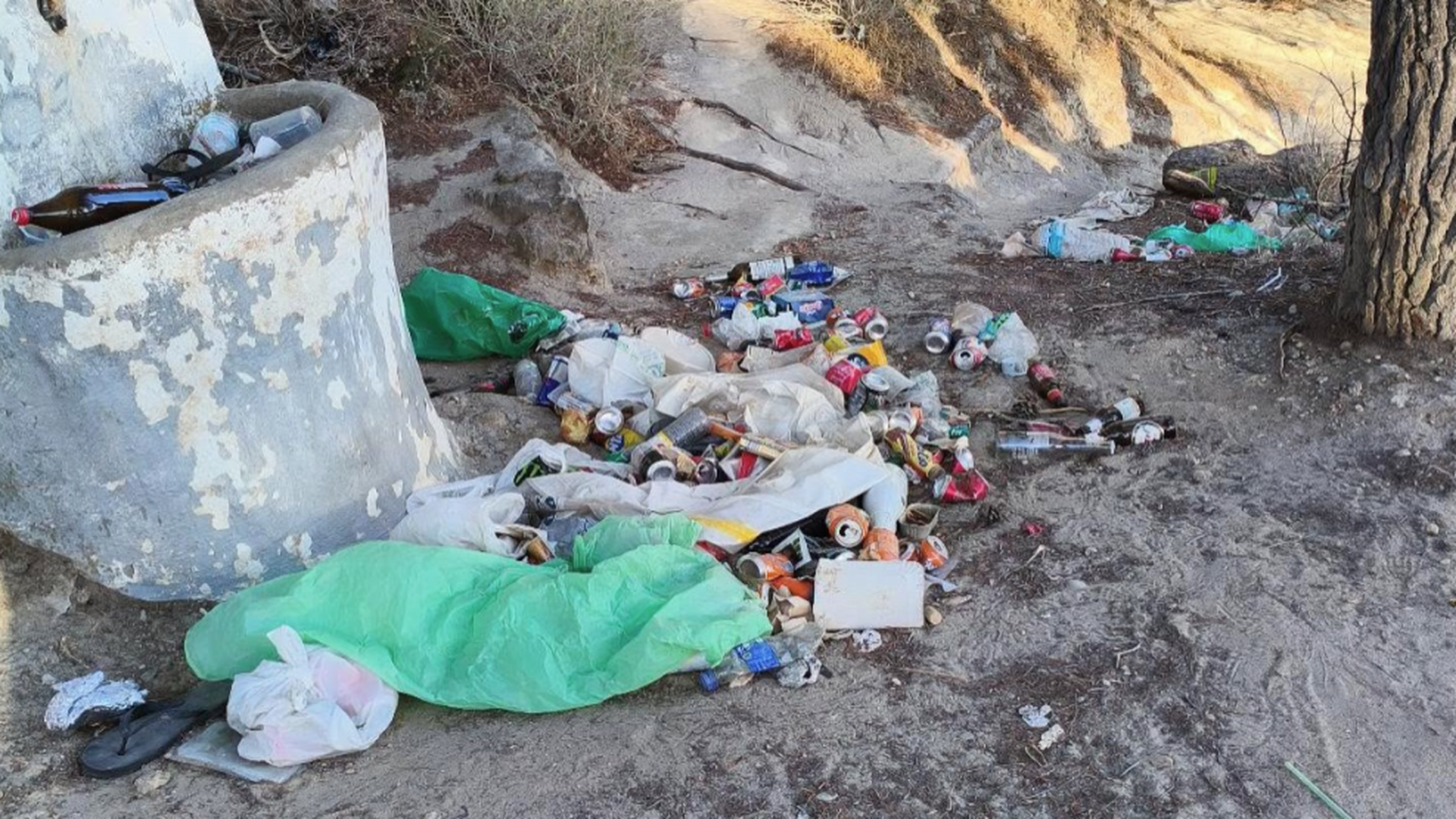 Cristales en la zona de baño, papeleras a rebosar, plástico y basura en el embalse de El Chorro, Málaga: "Parece que se ha volcado un cambión de basura" Cristales en la zona de baño, papeleras a rebosar, plástico y basura en el embalse de El Chorro, Málaga: "Parece que se ha volcado un cambión de basura"