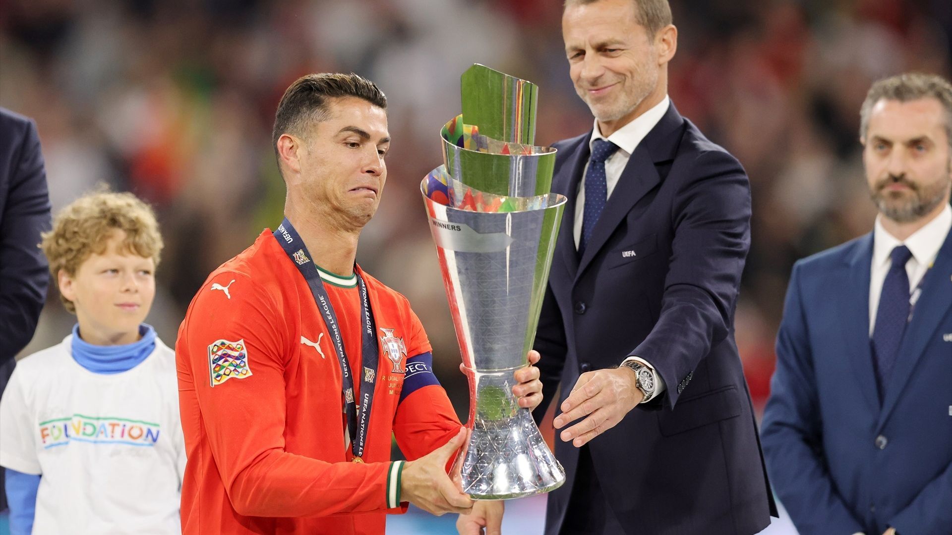 Cristiano Ronaldo con el trofeo de la UEFA Nations League de 2025