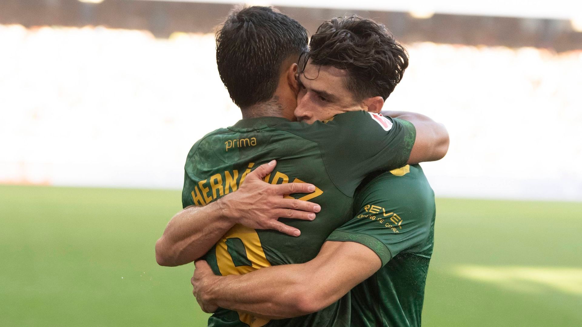 Cucho Hernández se abraza con Marc Roca Cucho Hernández se abraza con Marc Roca