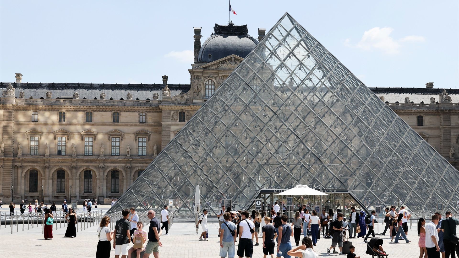 Detenidos en Francia dos ciudadanos alemanes por colgar sus cuadros en el museo del Louvre Detenidos en Francia dos ciudadanos alemanes por colgar sus cuadros en el museo del Louvre