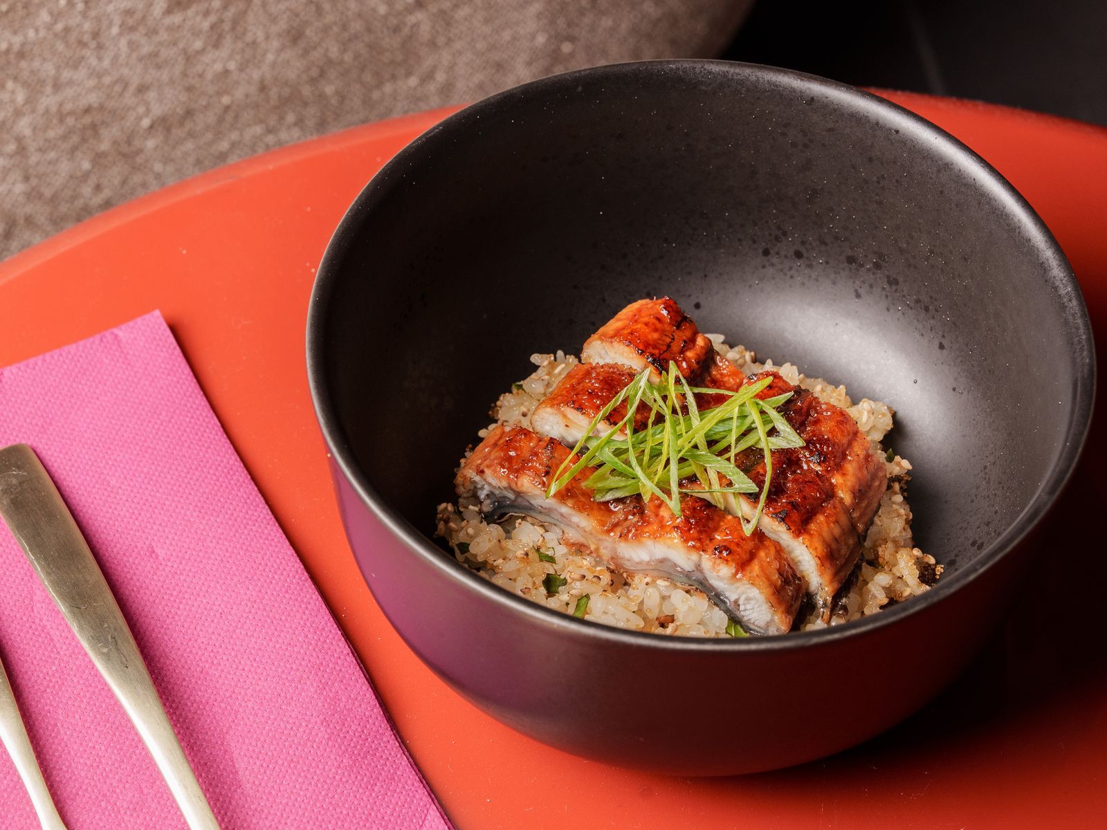 El famoso donburi de anguila, aún mejor que el original, que despachan en Santoku Barrio
