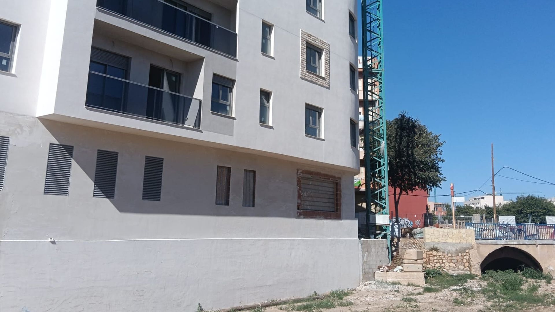 El edificio está construido sobre el barranco de la Font de la Rambleta El edificio está construido sobre el barranco de la Font de la Rambleta