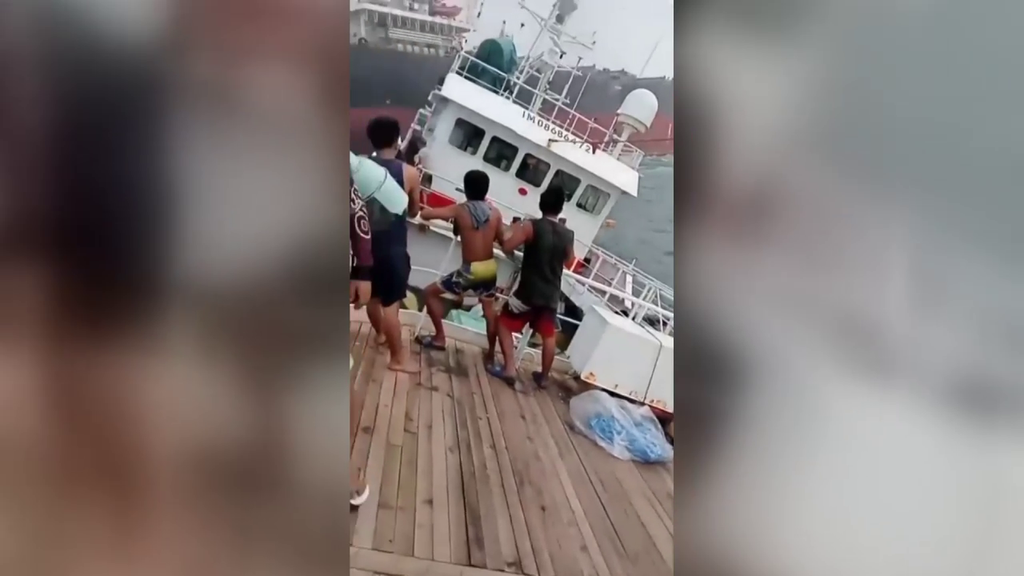 El momento en que un carguero con bandera panameña engulle un barco pesquero chino en aguas de Singapur entre gritos desesperados de la tripulación