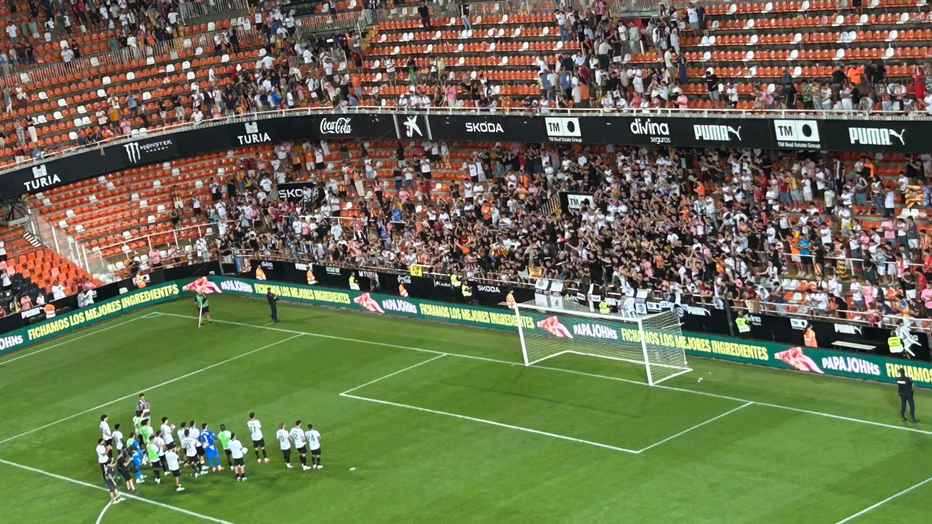 El Valencia CF ovacionado por la Curva Nord