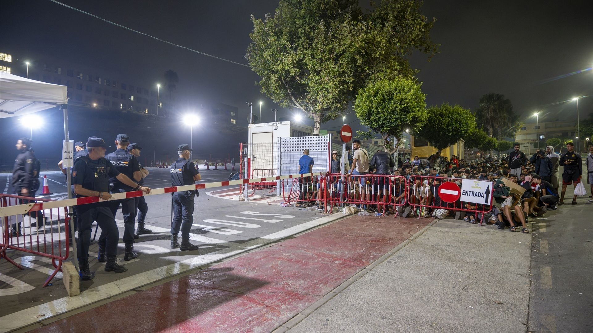 Encuentran a 10 migrantes en una 'casa patera' en Ceuta Encuentran a 10 migrantes en una 'casa patera' en Ceuta