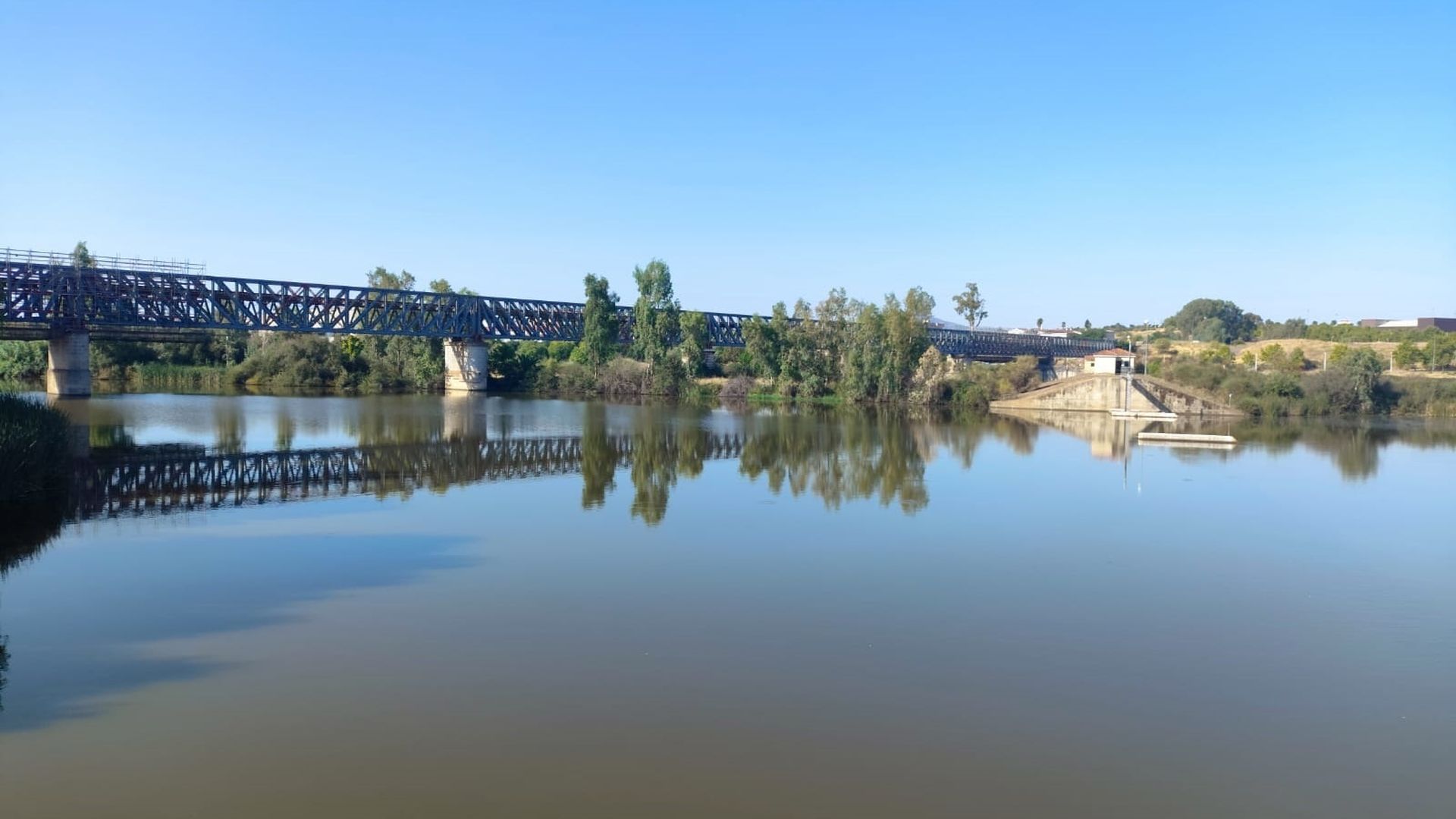 Encuentran el cadáver de una persona en el río Guadiana cerca del recinto ferial de Mérida: hallan objetos personales en la orilla Encuentran el cadáver de una persona en el río Guadiana cerca del recinto ferial de Mérida: hallan objetos personales en la orilla