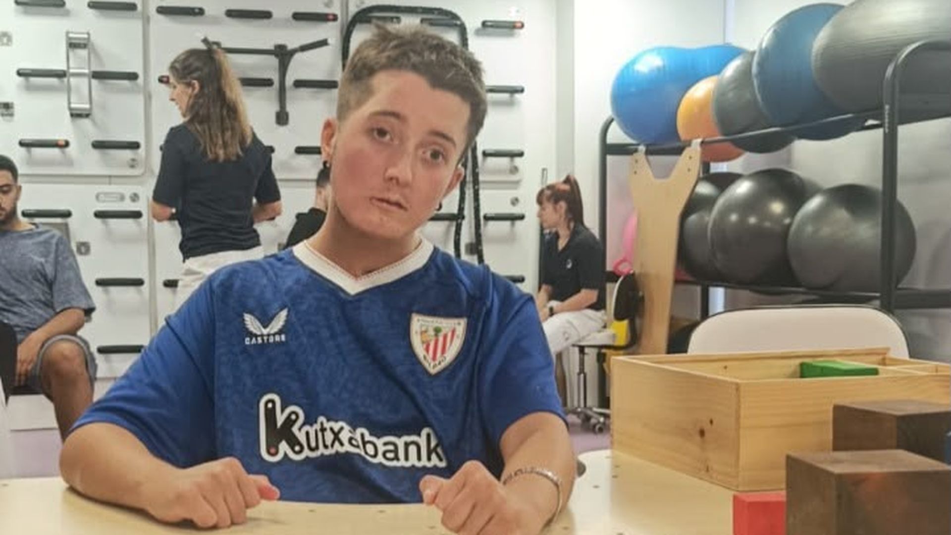 Erik se mudó hace dos años a Barcelona con su padre Rubén para acudir a la clínica donde le tratan, mientras que Cristina sigue en Vizcaya trabajando Erik se mudó hace dos años a Barcelona con su padre Rubén para acudir a la clínica donde le tratan, mientras que Cristina sigue en Vizcaya trabajando