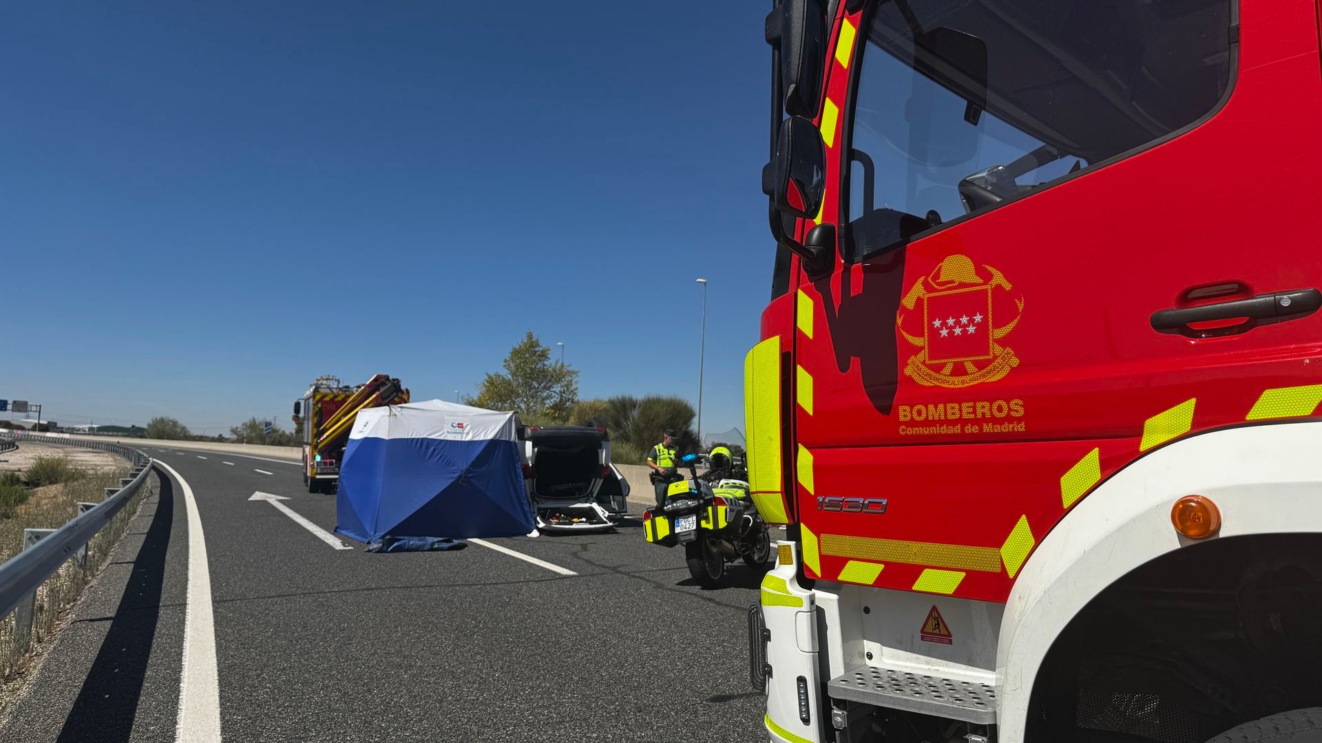 EuropaPress_7790332_camion_bomberos_comunidad_madrid_junto_vehiculo_volcado_a_3_arganda_rey EuropaPress_7790332_camion_bomberos_comunidad_madrid_junto_vehiculo_volcado_a_3_arganda_rey