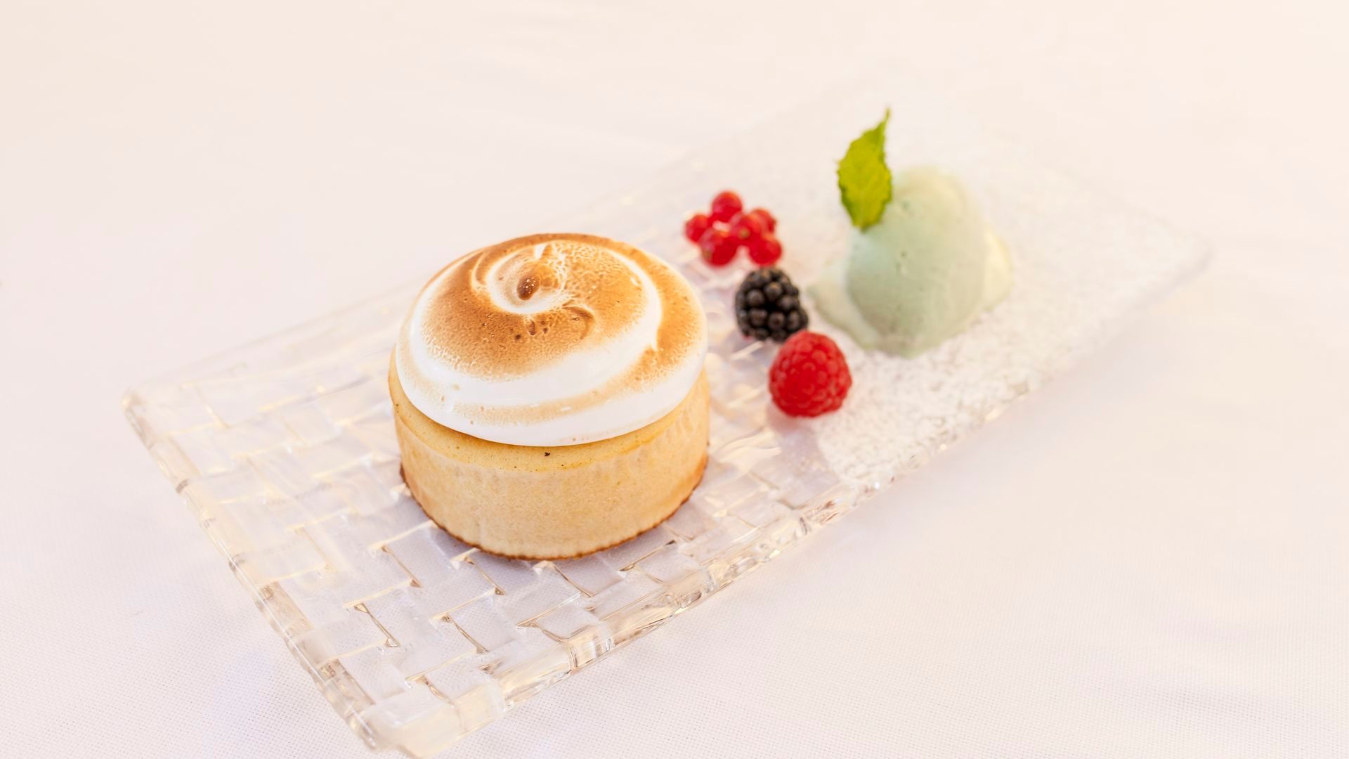 Coulant de limón y merengue con crema helada de pistacho