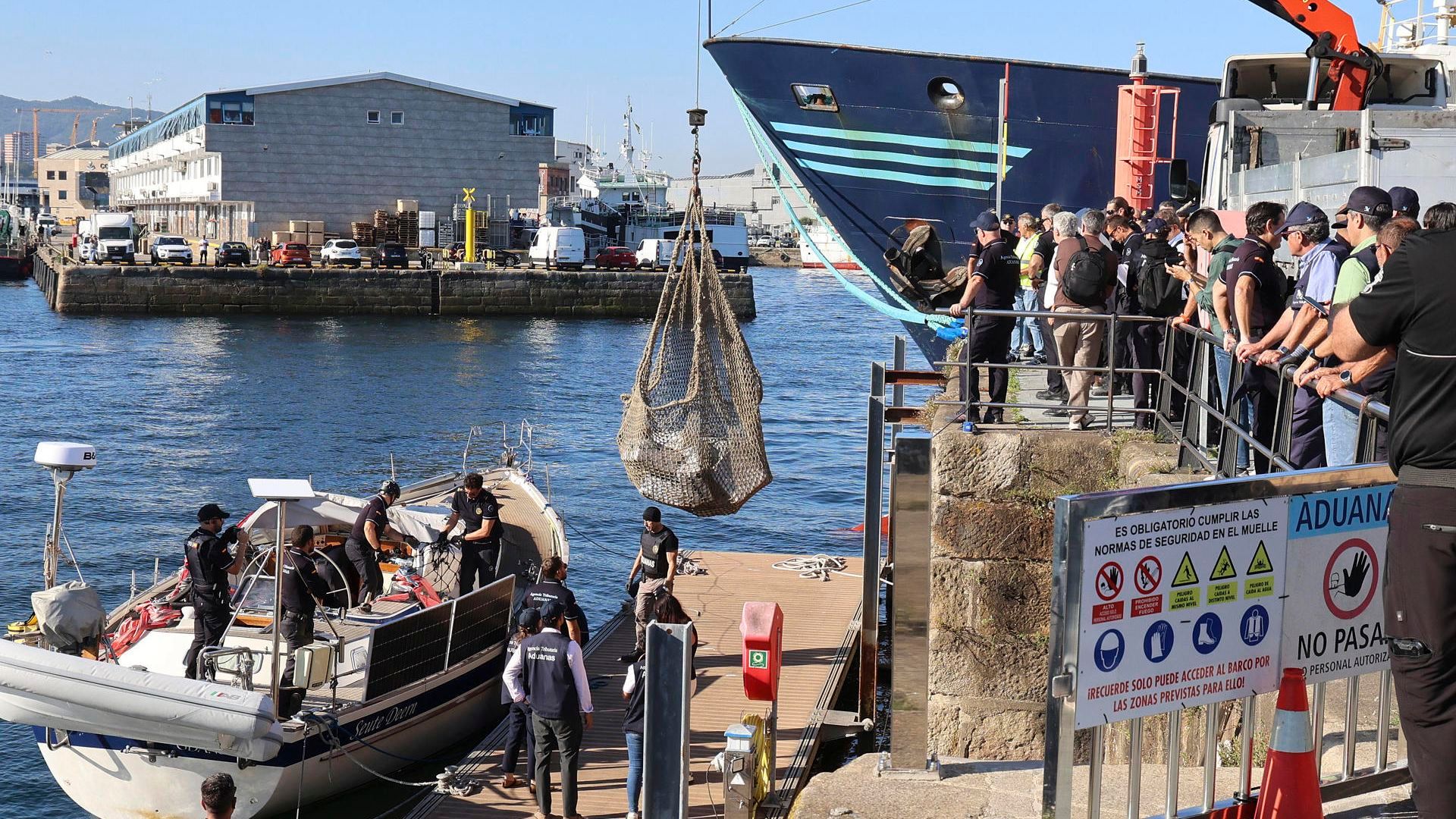 Golpea al tráfico de cocaína en embarcaciones de recreo: capturado un velero con 70 fardos a 400 millas de las costas gallegas Golpea al tráfico de cocaína en embarcaciones de recreo: capturado un velero con 70 fardos a 400 millas de las costas gallegas