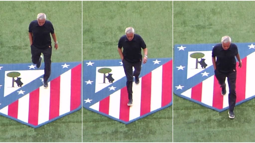 La polémica imagen de José Mourinho después del derbi: pisa el escudo del Atlético de Madrid al marcharse